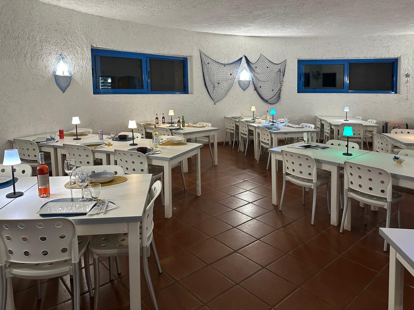 Sala interna con pareti curve e decori marini