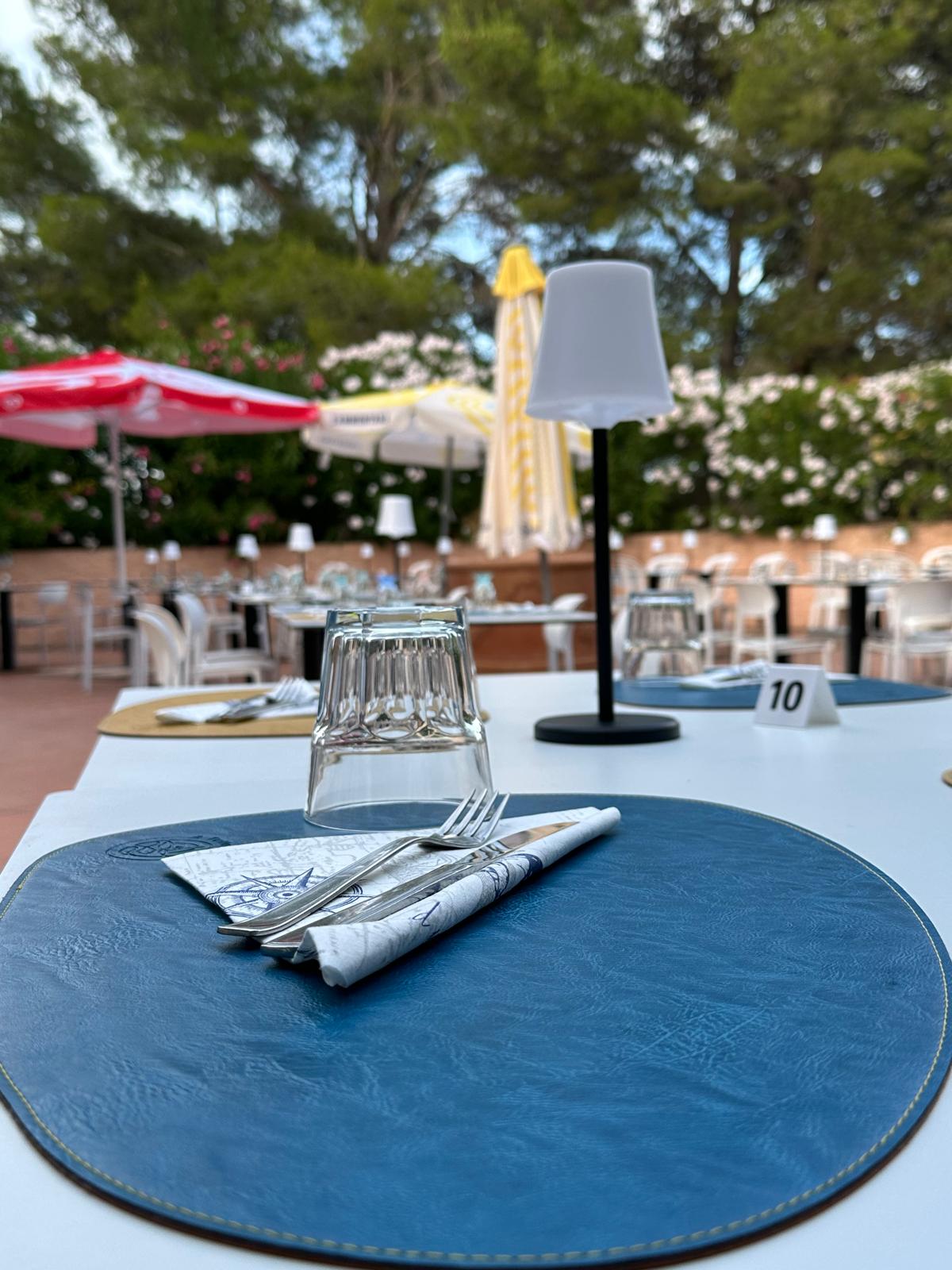 Tavolo apparecchiato con tovagliette blu